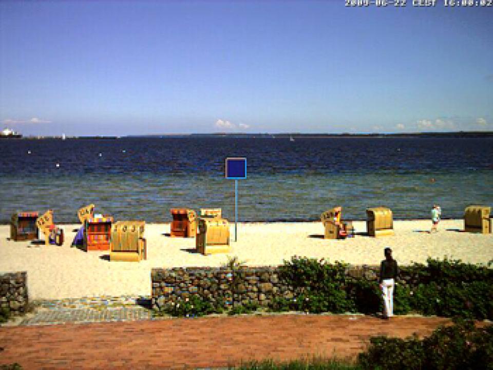 Blauer Montag # 01 Blauer Montag / 2009-06-22 , thinking about Carsten Höller's work "Ein Quadratmeter Blau" (1989),2009 Eckernförde,photo series (webcam-pictures), 18-part