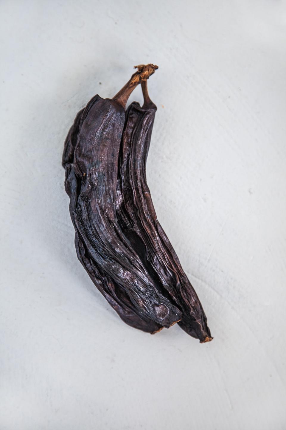 5 things on a line - Detail, 2019,dried Bananas