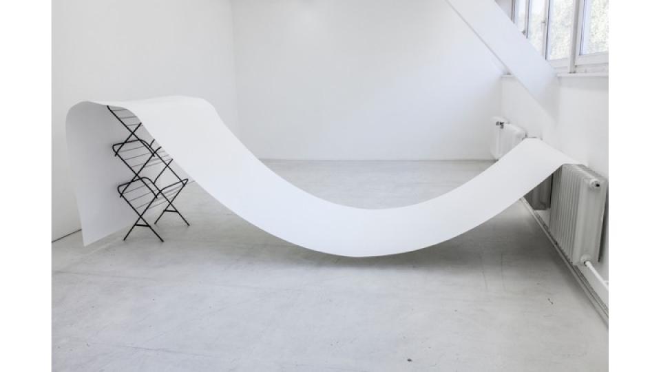 Haltung 4, 2016,English clothes horse (blackened), drawing paper (6,43 m long and 1,50 m wide), radiator whitened