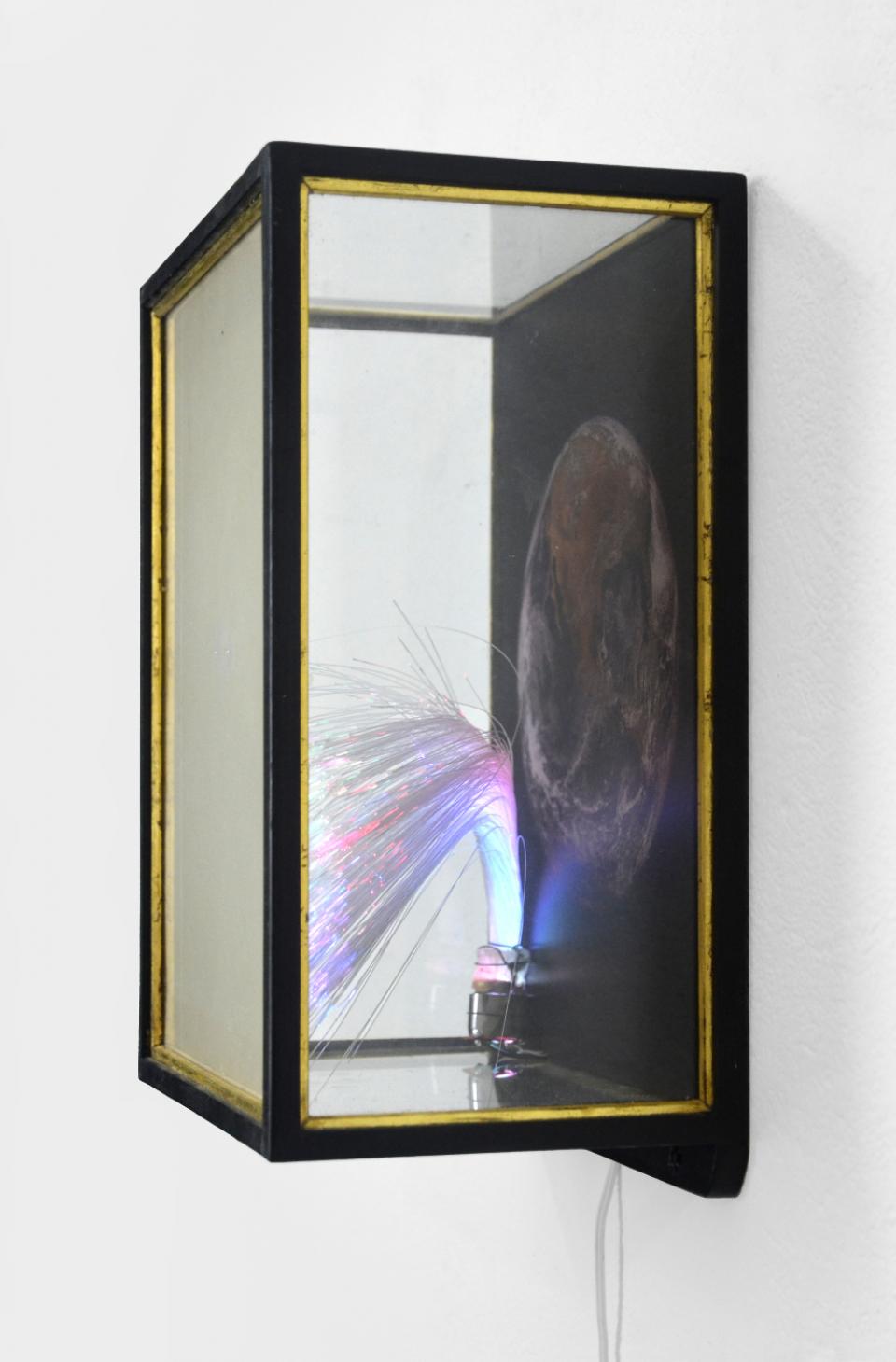 Innovation und Technologie, 2019,Holz, Glas, Karton, Fotografie, LEDs, LED-Controler, Glasfasern, Acrylfarbe, Blattgold,34 x 25 x 16 cm