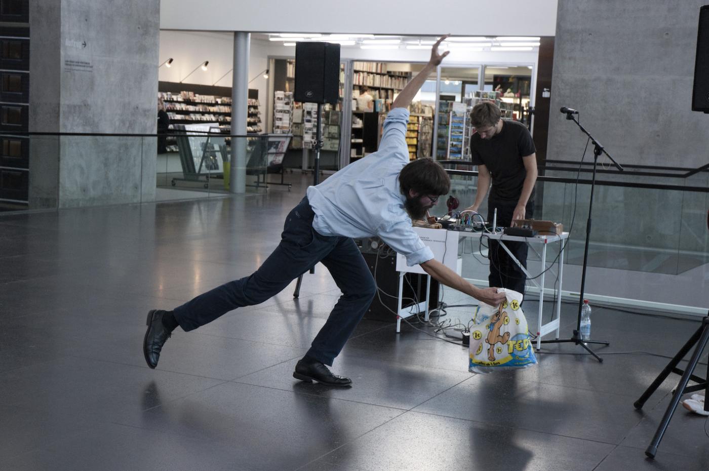 FredericEhlers PeterStrickmann Performance KunstmuseumStuttgart2011 Foto MartinaWegener